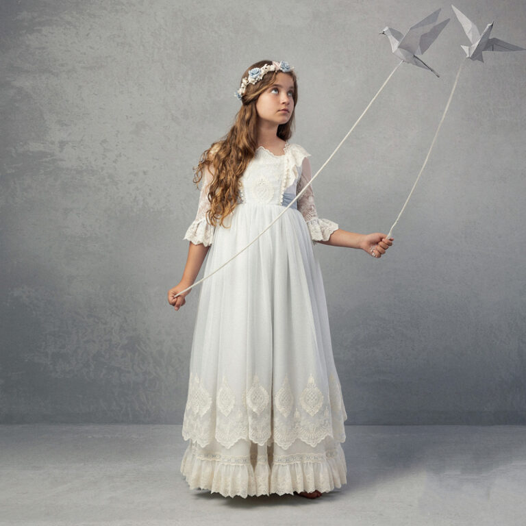 CH 122 | Vestido longo com costa aberta, renda beje e cinto azul com flores.