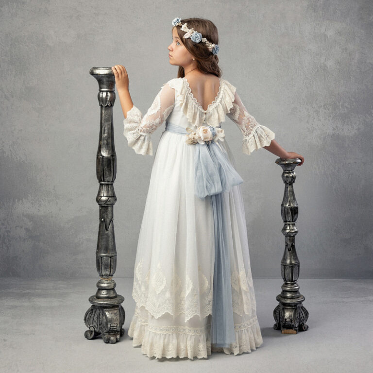 CH 122 | Vestido longo com costa aberta, renda beje e cinto azul com flores.