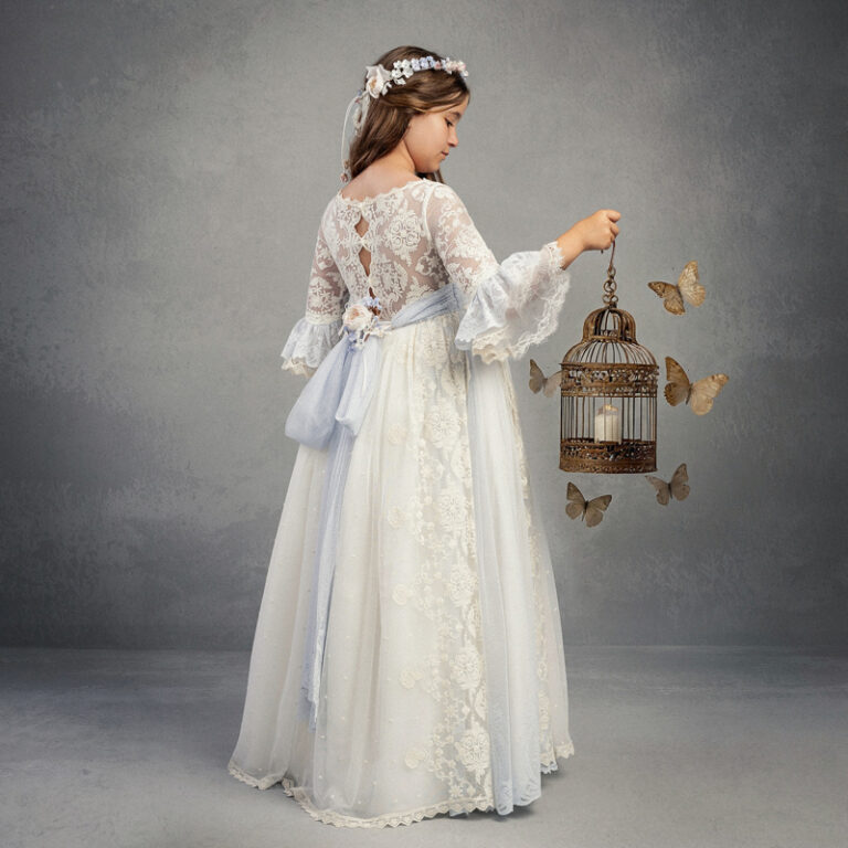 CH 123 | Vestido longo, renda azul e beje, pormenor de cinto em azul bebé com flores.
