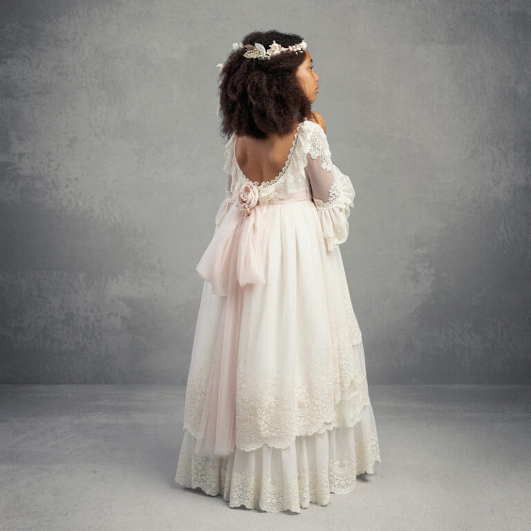 CH 130 | Vestido longo rosa muito clarinho, mangas abalonadas, com costa aberta e pormenores de flores no cinto.