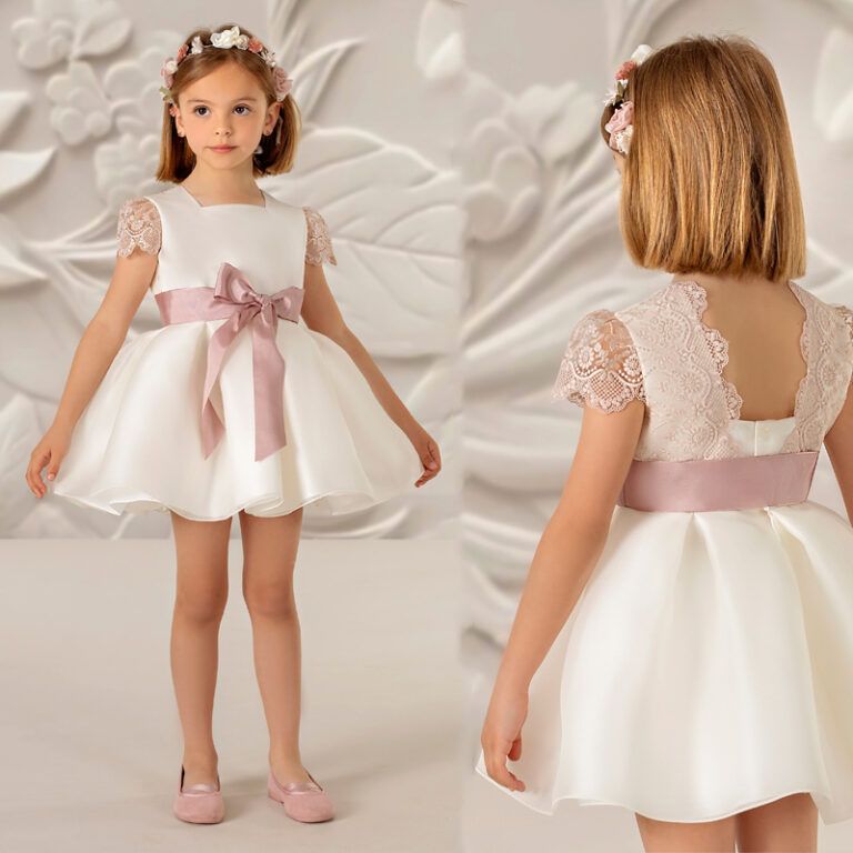 CM 5908 | Vestido com pormenores de renda rosa nas mangas e cinto em cetim rosa.
