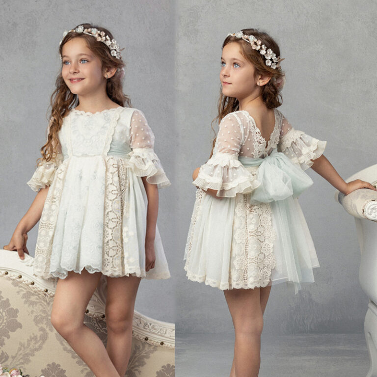CS 124 | Vestido com renda beje e verde, manga abalonbada e cinto verde água.
