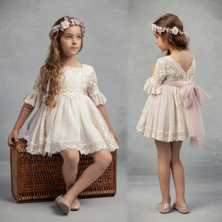 CS 125 | Vestido com renda beje, saia e cinto rosa velho e manga abalonada.