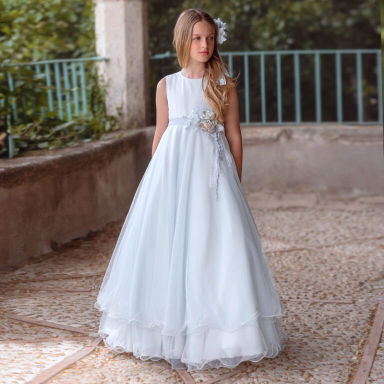 MG 103 | Vestido longo azul bebé com flor no cinto a combinar.