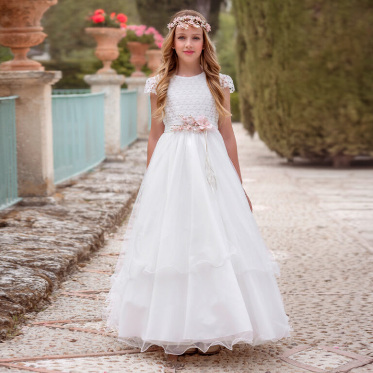 MG 107 | Vestido longo, pormenor de manga curta e corpete em renda e saia por camadas.