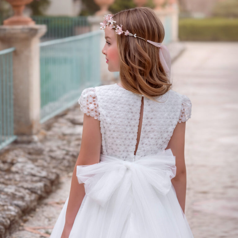 MG 107 | Vestido longo, pormenor de manga curta e corpete em renda e saia por camadas.