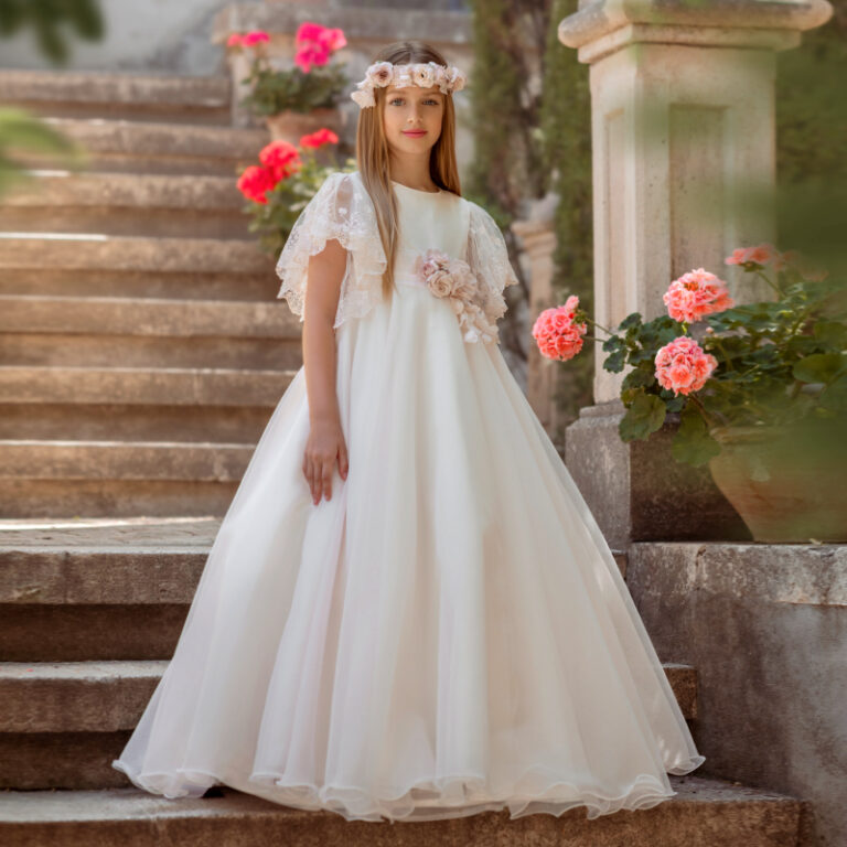 MG 111 | Vestido longo rosa clarinho com mangas de renda esvoaçantes.