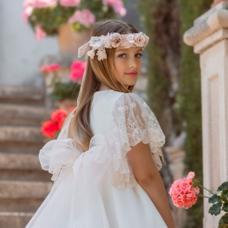 MG 111 | Vestido longo rosa clarinho com mangas de renda esvoaçantes.
