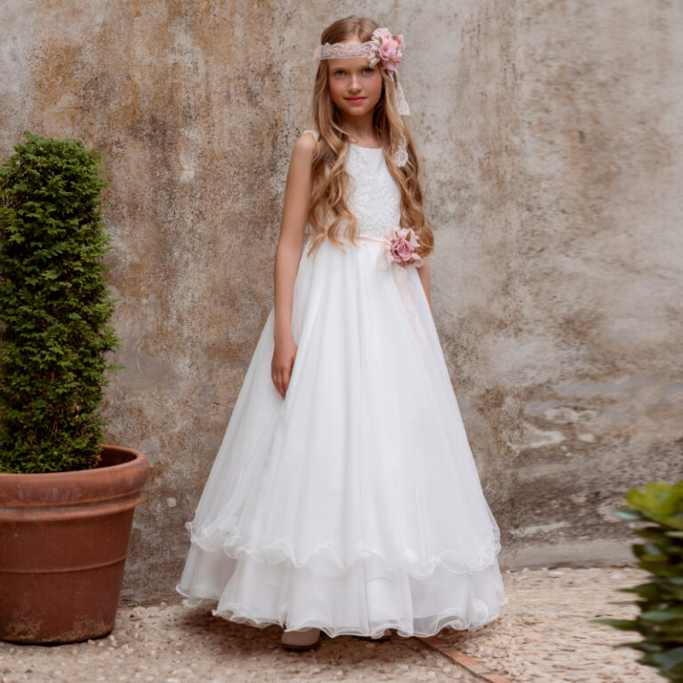 MG 118 | Vestido longo branco, corpete em renda e costa em espartilho.