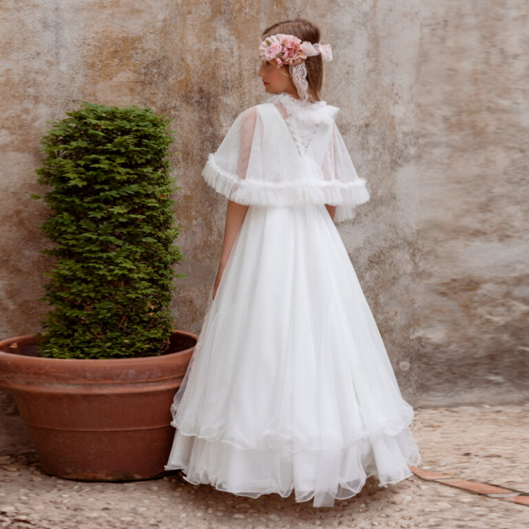 MG 118 | Vestido longo branco, corpete em renda e costa em espartilho.
