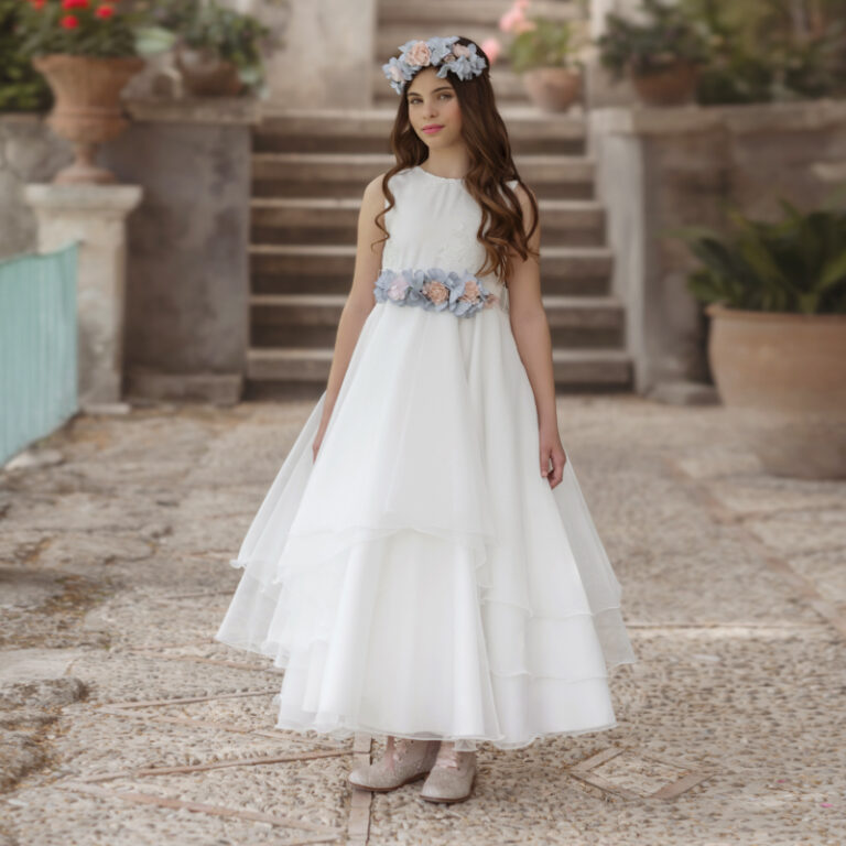 MG 130 | Vestido longo branco, corpete em renda, costa aberta e flores azuis e rosa.