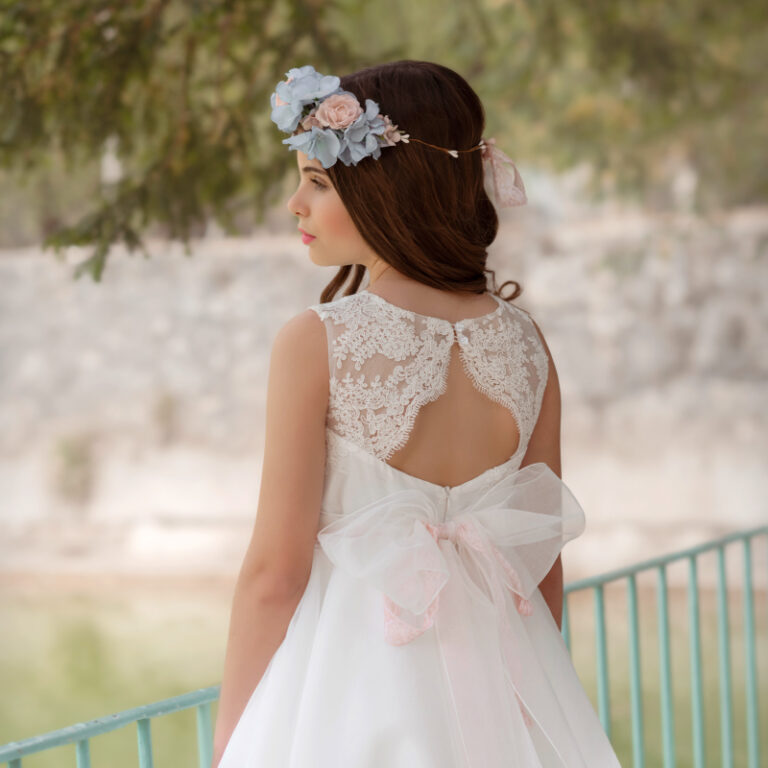 MG 130 | Vestido longo branco, corpete em renda, costa aberta e flores azuis e rosa.