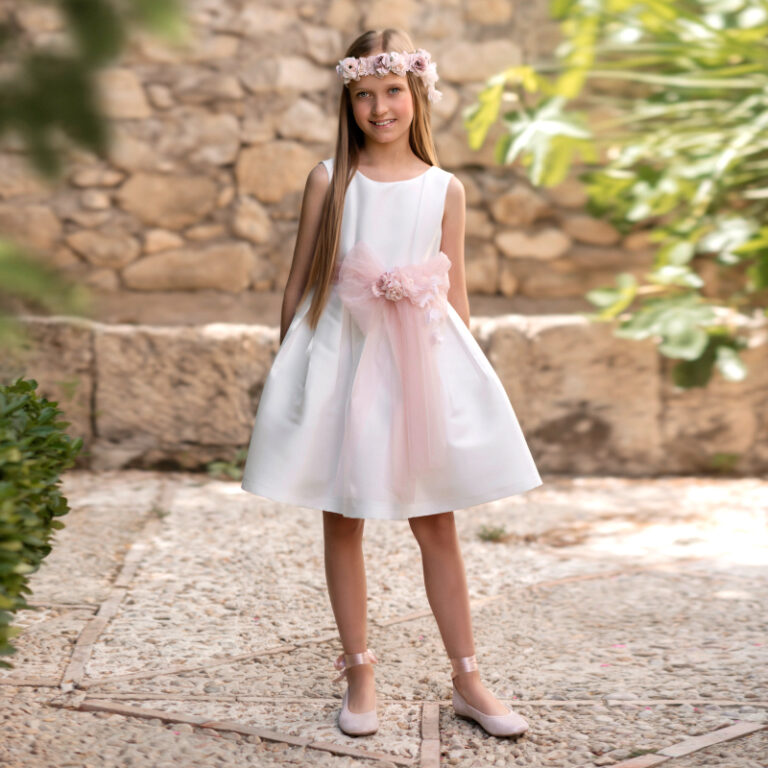MG 213 | Vestido branco, pormenor de laço e flor na frente e costas em espartilho.