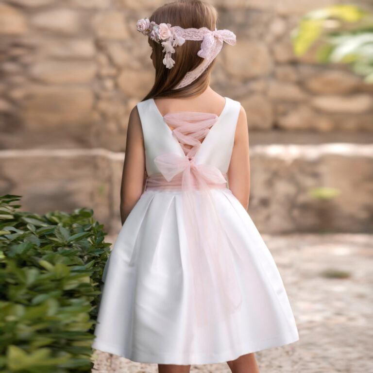 MG 213 | Vestido branco, pormenor de laço e flor na frente e costas em espartilho.