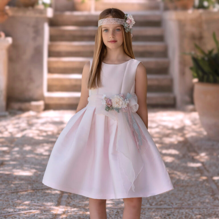 MG 214 | Vestido rosa bebé, pormenor de laço e flor na frente e costas em espartilho.