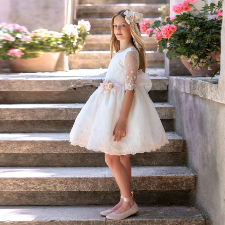 MG 274 | Vestido com renda rosa clarinho, manga três quartos e costa em "V".