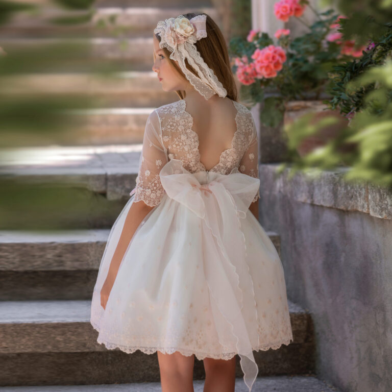 MG 274 | Vestido com renda rosa clarinho, manga três quartos e costa em "V".