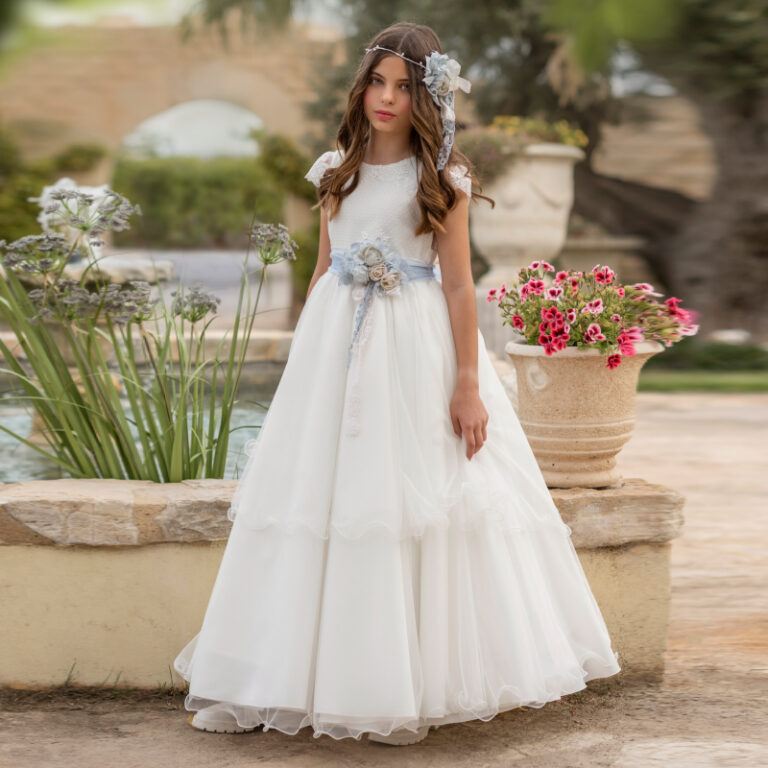 MG 817 | Vestido longo branco, cinto azul bebé, corpete em renda e costa em "V".