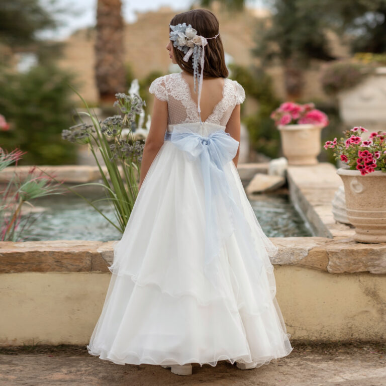 MG 817 | Vestido longo branco, cinto azul bebé, corpete em renda e costa em "V".