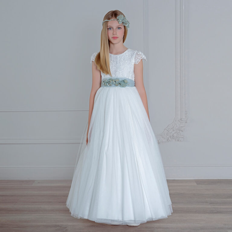MM 507 | Vestido longo branco, pormenor de corpete e costa em renda, cinto em tom verde.