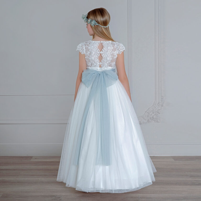 MM 507 | Vestido longo branco, pormenor de corpete e costa em renda, cinto em tom verde.