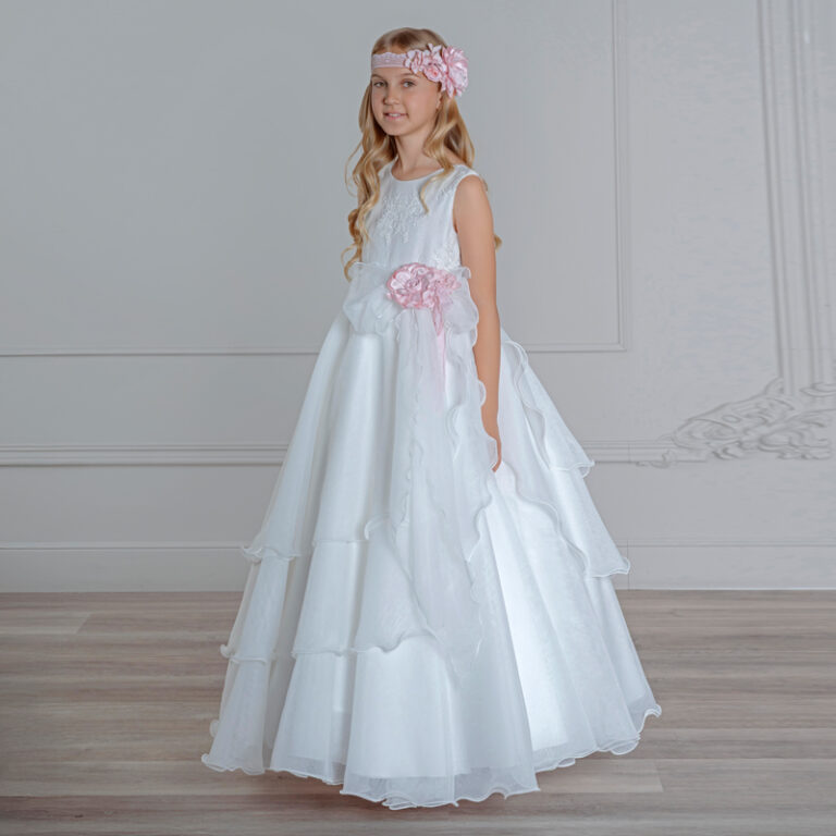 MM 511 | Vestido Branco, costa aberta em renda, saia em camadas delicadas e flor rosa bebé.