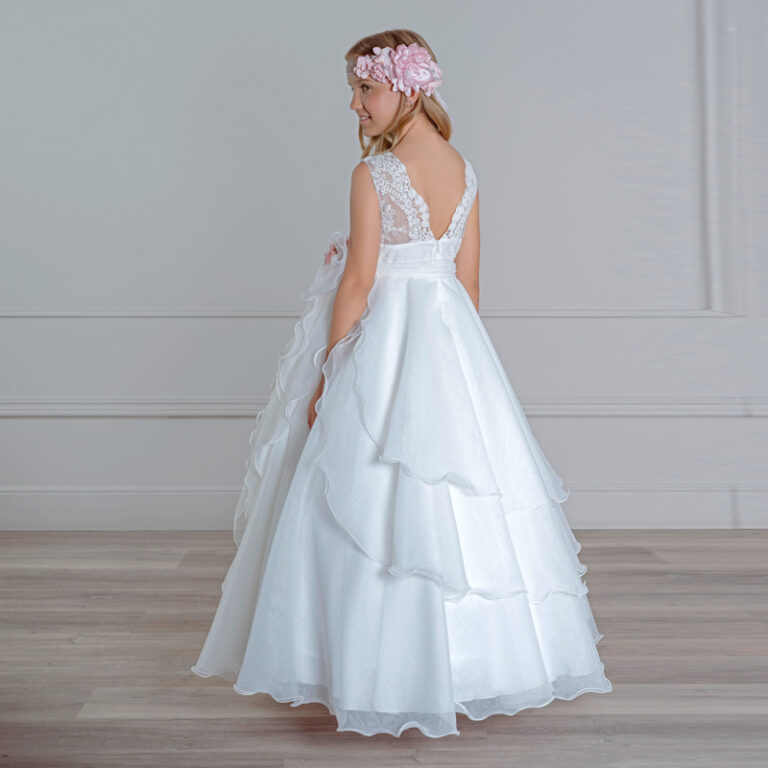 MM 511 | Vestido Branco, costa aberta em renda, saia em camadas delicadas e flor rosa bebé.