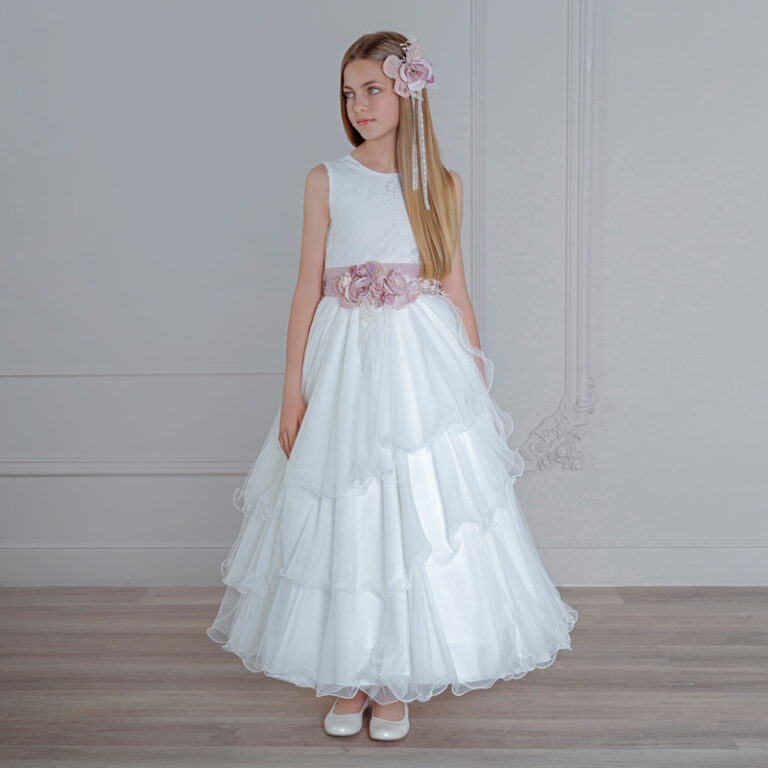 MM 518 | Vestido branco, costa aberta em renda, saia em camadas e cinto rosa velho.