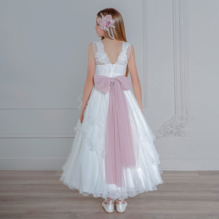 MM 518 | Vestido branco, costa aberta em renda, saia em camadas e cinto rosa velho.
