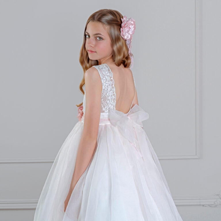 MM 543 | Vestido branco, costa aberta e cinto em rosa bebé.