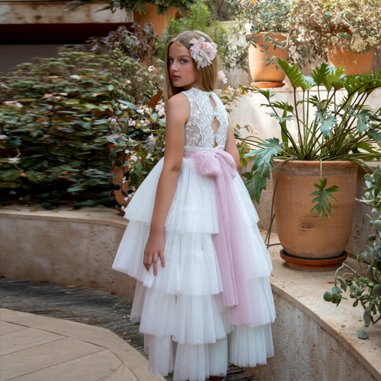 MM 568 | Vestido branco com rabona acentudada, peito em renda e cinto rosa.