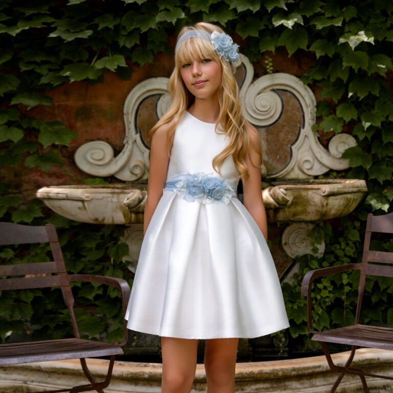MM 601 | Vestido branco, com tecido liso, cinto de flores e renda em tom azul.