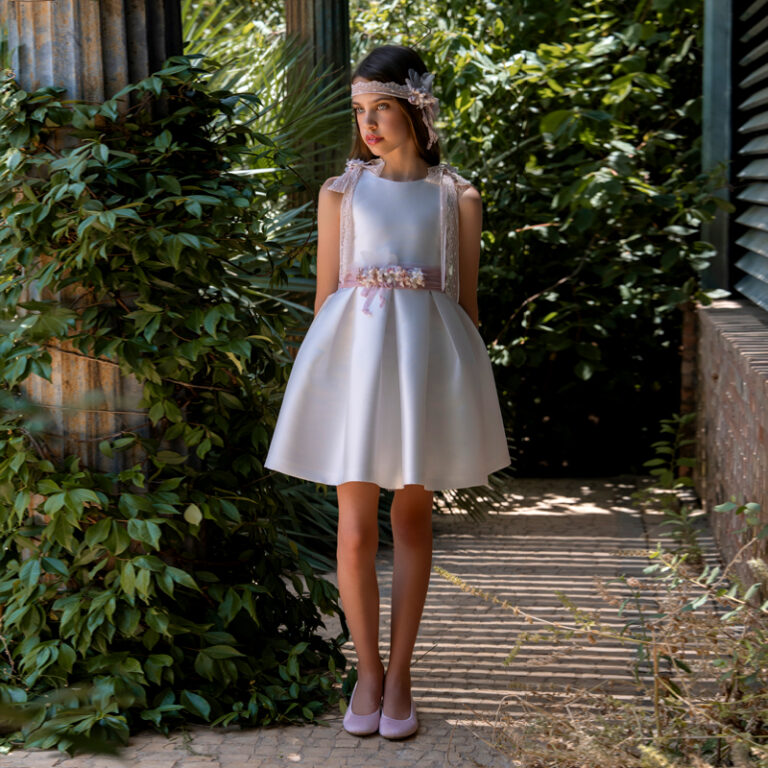 MM 609 | Vestido branco, costa em "V" com flores, pormenores de renda nos ombros e cinto em rosa velho.