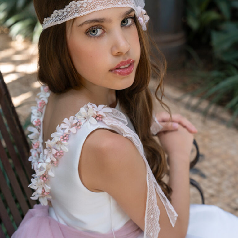 MM 609 | Vestido branco, costa em "V" com flores, pormenores de renda nos ombros e cinto em rosa velho.