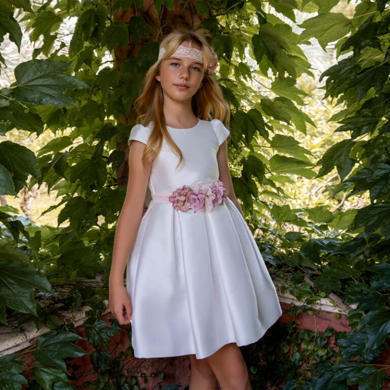 MM 618 | Vestido braco, costa em "V" ondulada e cinto em rosa.