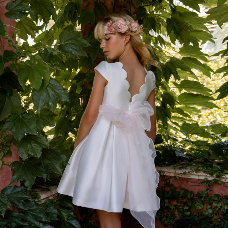 MM 618 | Vestido braco, costa em "V" ondulada e cinto em rosa.