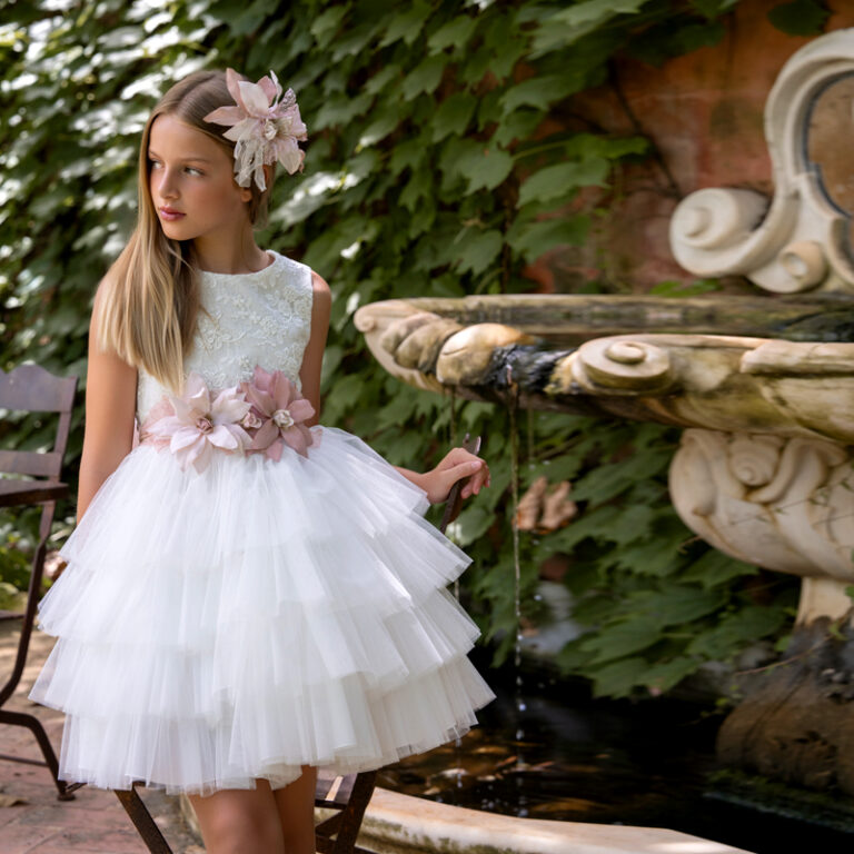 MM 625 | Vestido branco, peito em renda e saia com camadas de tule. Cinto com flores rosa, e costa em espartilho.