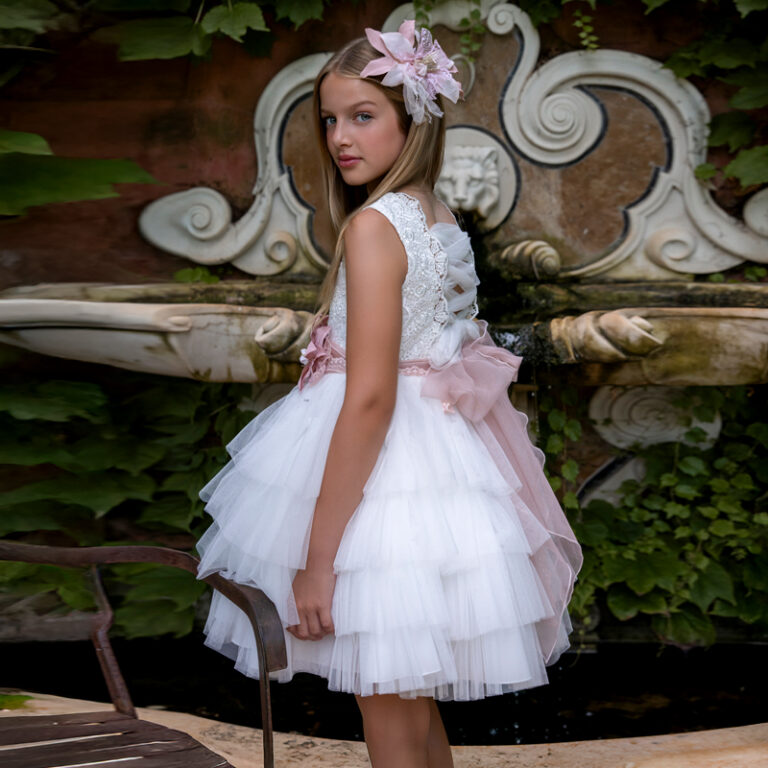MM 625 | Vestido branco, peito em renda e saia com camadas de tule. Cinto com flores rosa, e costa em espartilho.