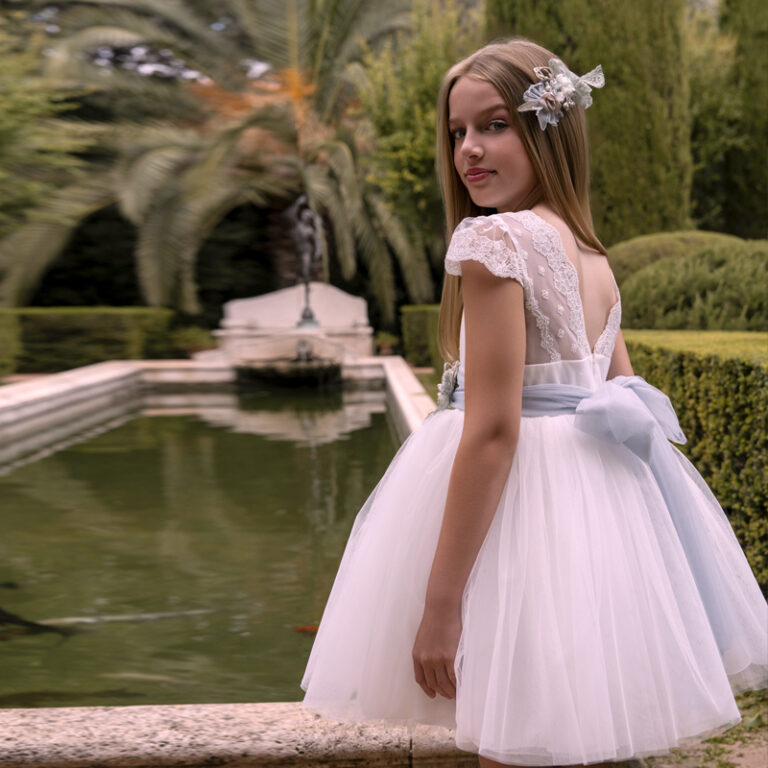MM 636 | Vestido branco, pormenor de mangas em renda, costa em "V" e cinto em tom de verde.