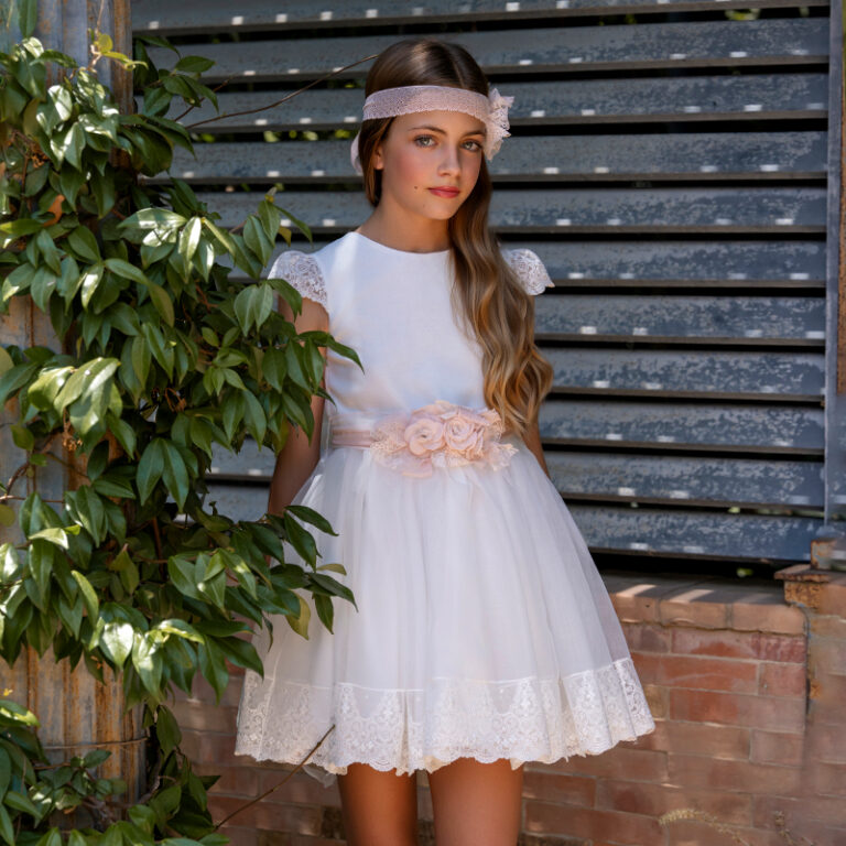 MM 641 | Vestido branco, com pormenor de mangas em renda, cinto rosa clarinho e barra de renda no fundo da saia.
