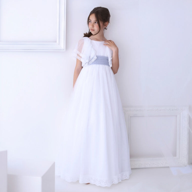 NS 5677 | Vestido branco, manga transparente e cinto azul.