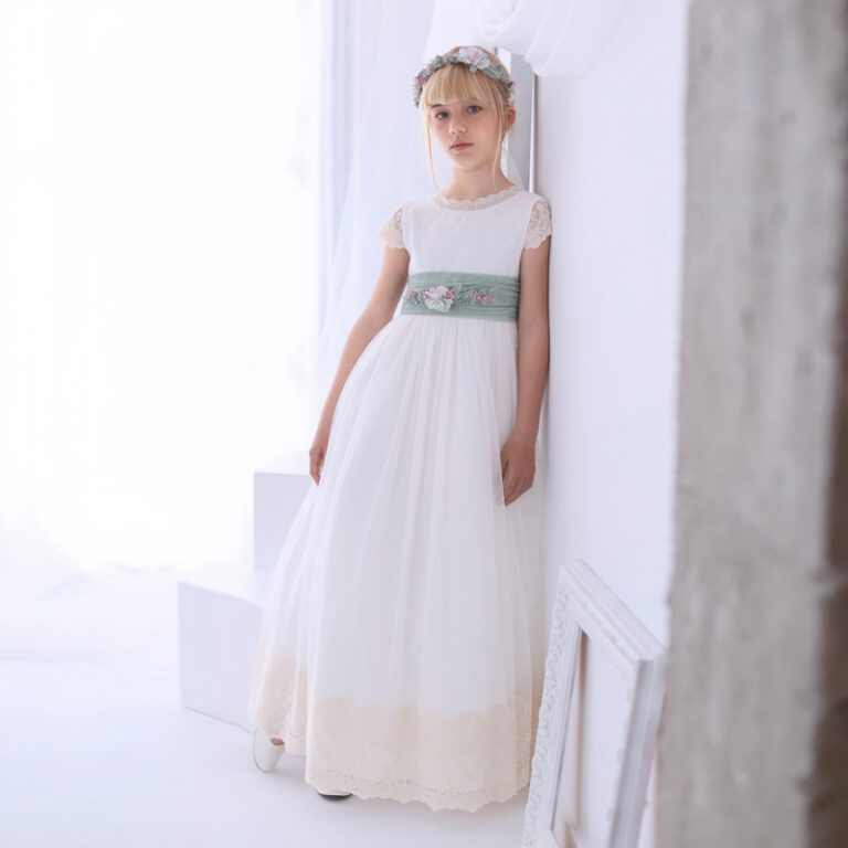 NS 5683 | Vestido longo com porenores de renda, costa aberta beje e cinto em verde.