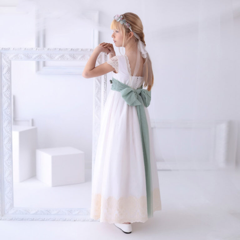 NS 5683 | Vestido longo com porenores de renda, costa aberta beje e cinto em verde.